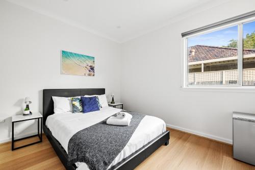 Elegant Queen Room at Botany Nearby Airport Shared Bathroom - last minute hotel in Sydney