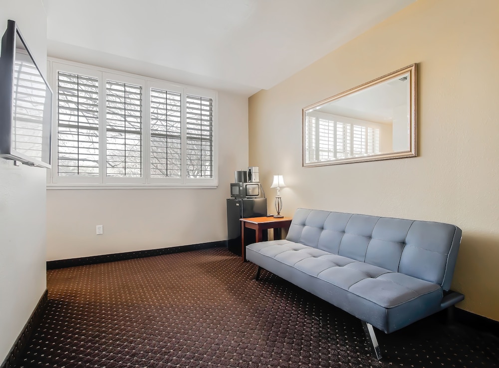 Lions Gate Hotel - photo 28