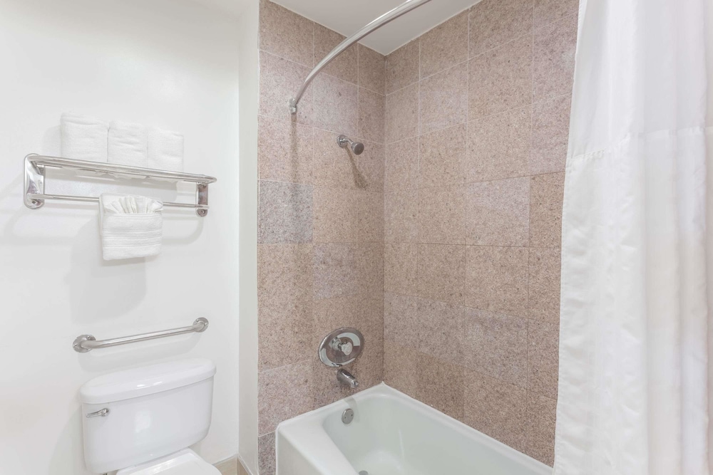Howard Johnson by Wyndham San Diego Hotel Circle - photo 15