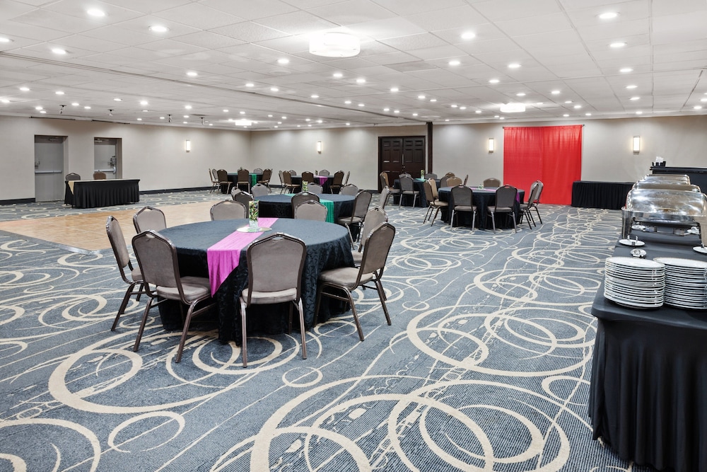 Holiday Inn Chicago Oakbrook by IHG - photo 48