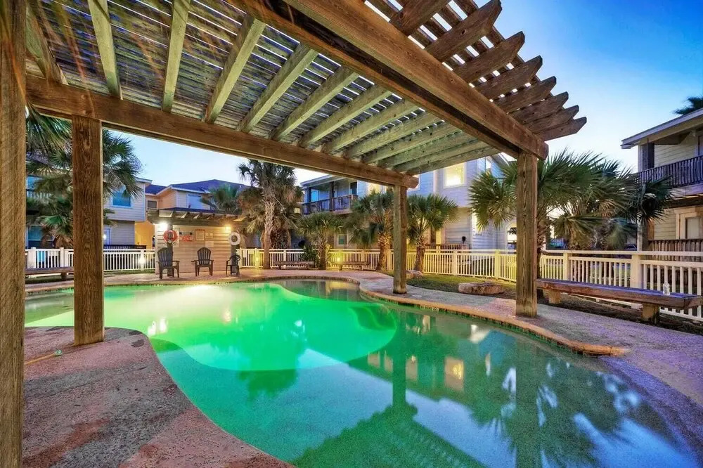 Pool Walkable to Old Town Eateries Nightlife Shops Palm Palace by Avantstay - photo 3