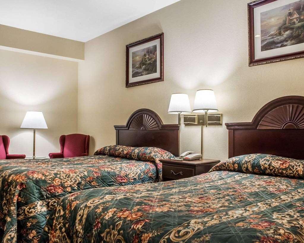 Econo Lodge Inn & Suites North Syracuse Airport - photo 9