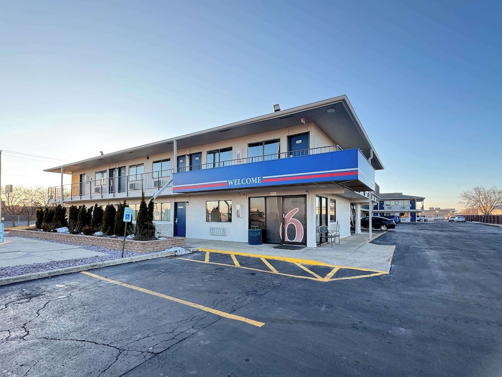 Motel 6 Janesville WI — hotel in Janesville
