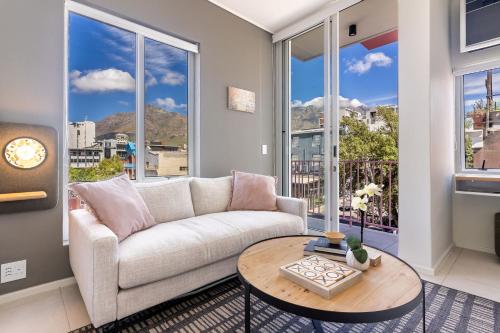 The Rose207: Modern Corner Studio with Views