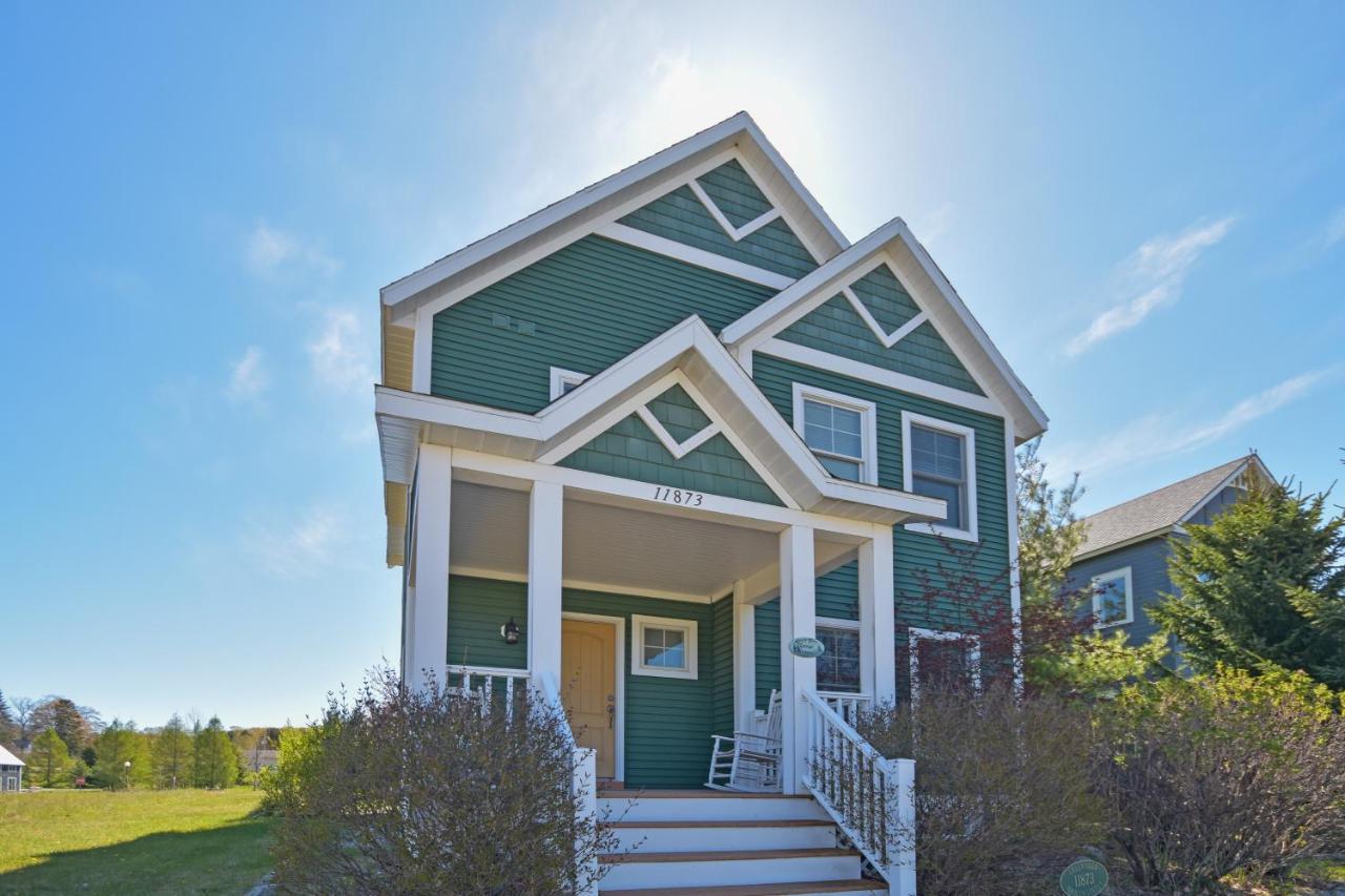 Green Glen in Empire, United States