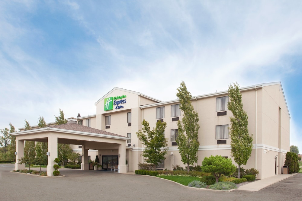 Holiday Inn Express & Suites Alliance by IHG - photo 41