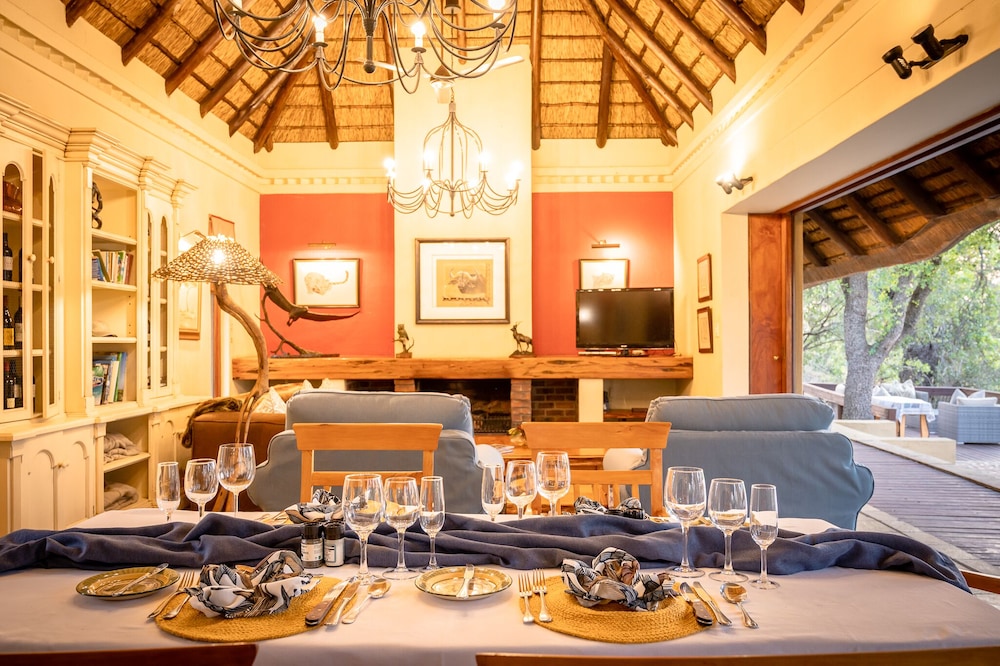 Shimungwe Lodge Thornybush Game Reserve — 4-Star Luxury Hotel in Hoedspruit, South Africa