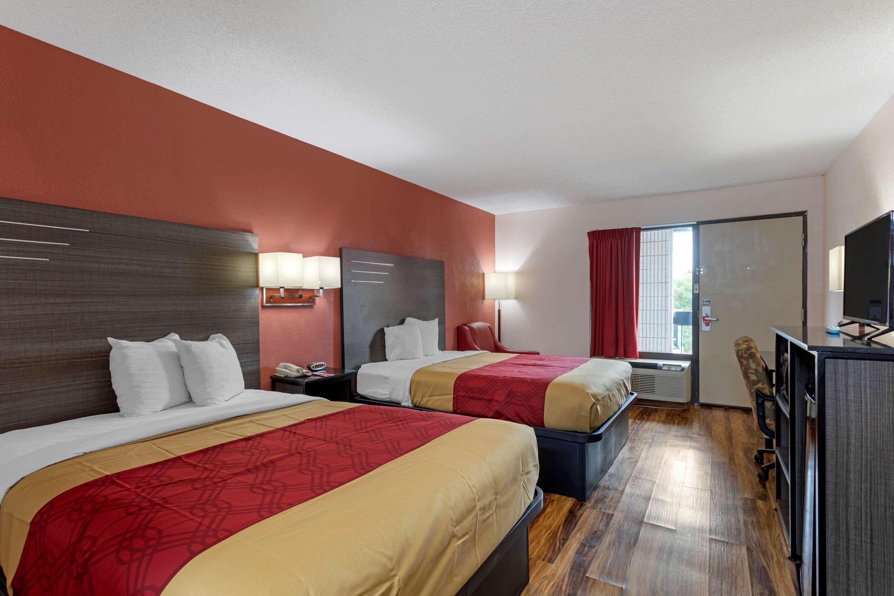 Econo Lodge Madison Airport - photo 16