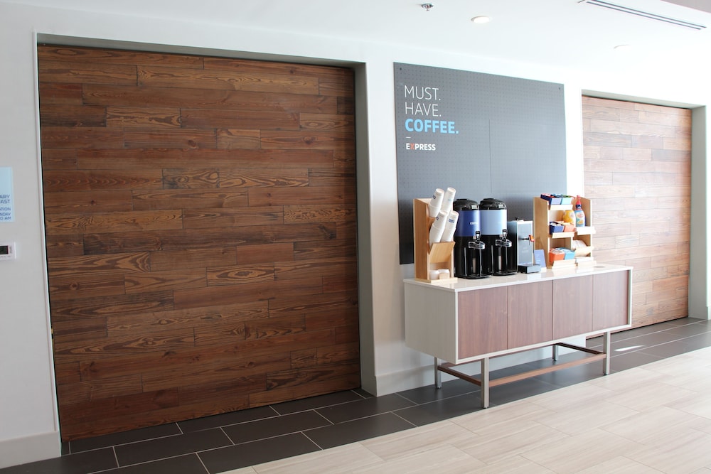 Holiday Inn Express & Suites Phoenix Airport North by IHG - photo 109