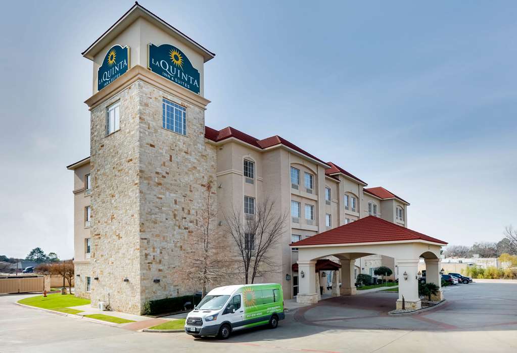 La Quinta Inn & Suites by Wyndham DFW Airport West Euless - photo 5