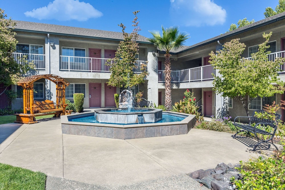 Creekside Inn & Suites - photo 41