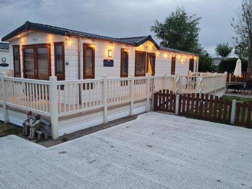 2 Bed Lodge Style Caravan with Hot Tub & Private Garden at Patrington Haven Leisure Park — 4-Star Luxury Hotel in Patrington, United Kingdom