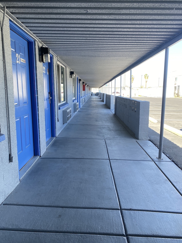Lucky Cuss Motel - photo 45