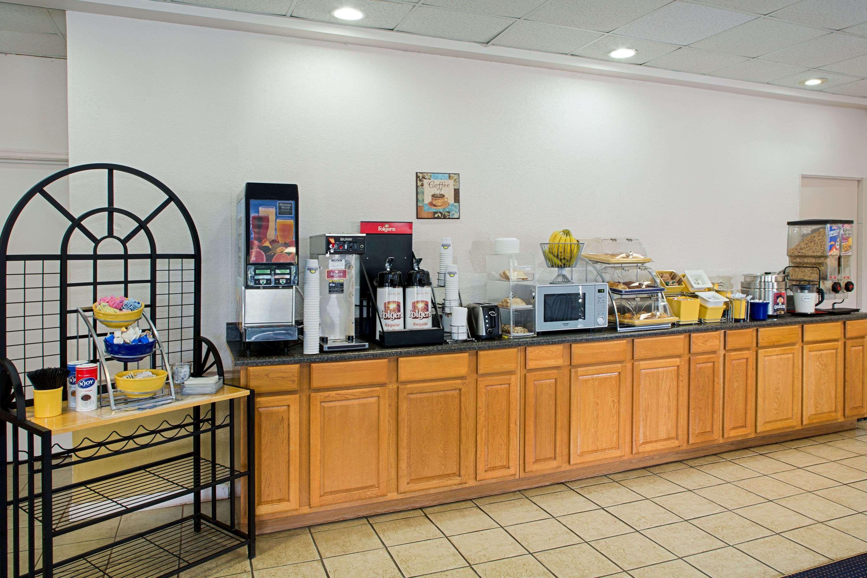 Days Inn by Wyndham Tallahassee Government Center - photo 15