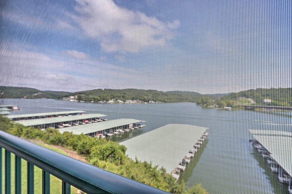 Lakefront Balcony And Pool Access Camdenton Condo — Camdenton — photo 3