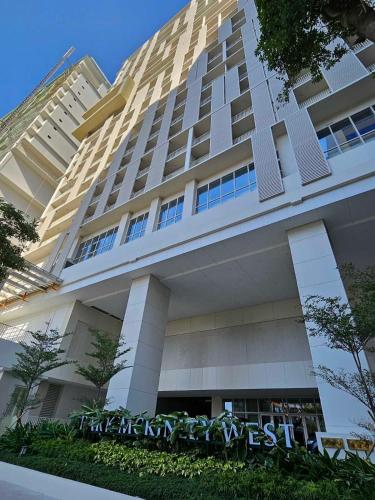 Condo Suite 1 Bedroom McKinley West Taguig City — 4-Star Luxury Hotel in Manila, Philippines