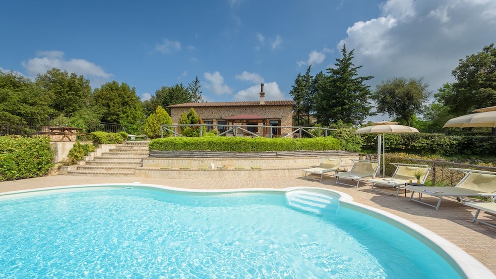 L'Ovile 8 Emma Villas — 4-Star Luxury Hotel in Sovicille, Italy