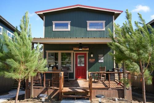Lake Bridgeport Spacious Cabin Hot Tub FirePit — 4-Star Luxury Hotel in Runaway Bay, United States