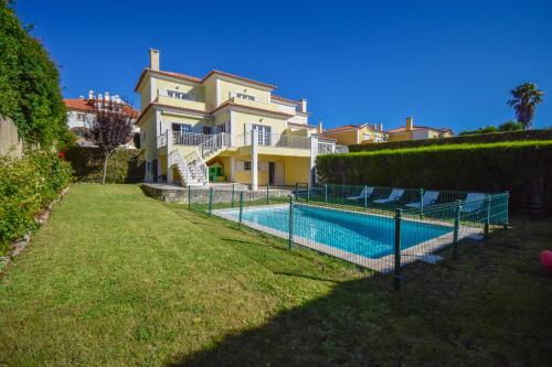 Spacious 4 Bedroom Villa with Private Heated Pool in Quinta da Beloura Sintra Ideal for Families & Long Stays — 4-Star Luxury Hotel in Sintra, Portugal