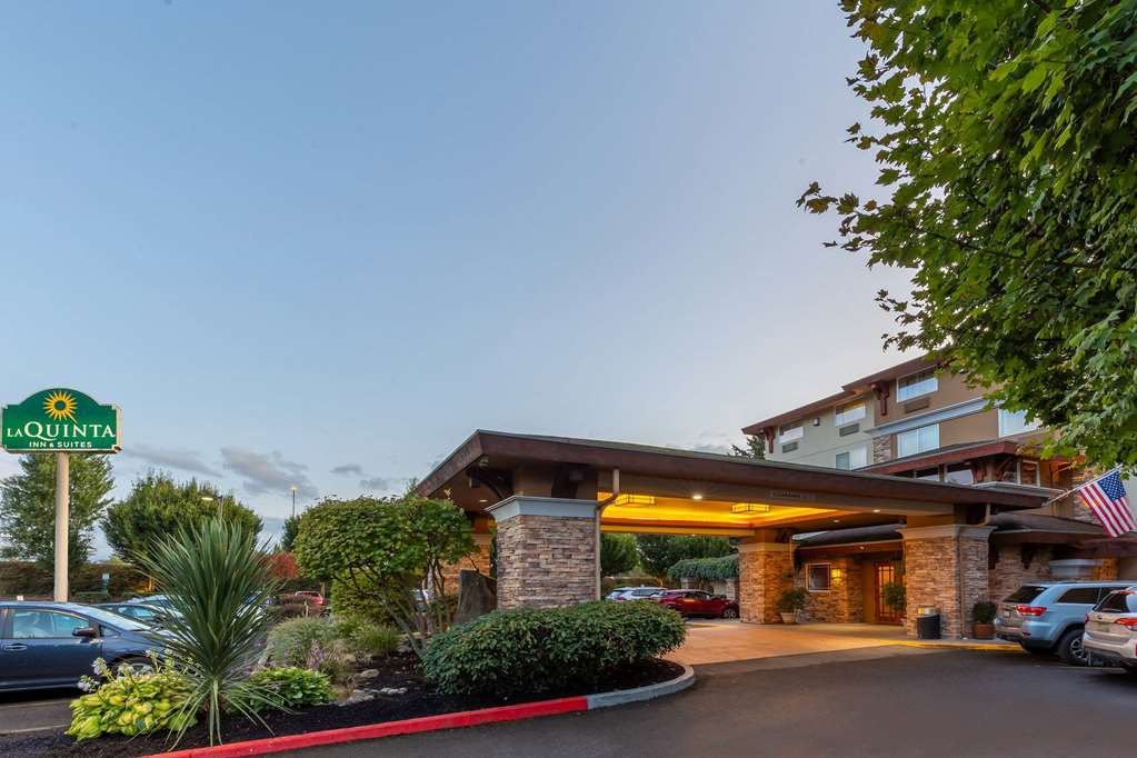 La Quinta Inn & Suites by Wyndham Vancouver - photo 3