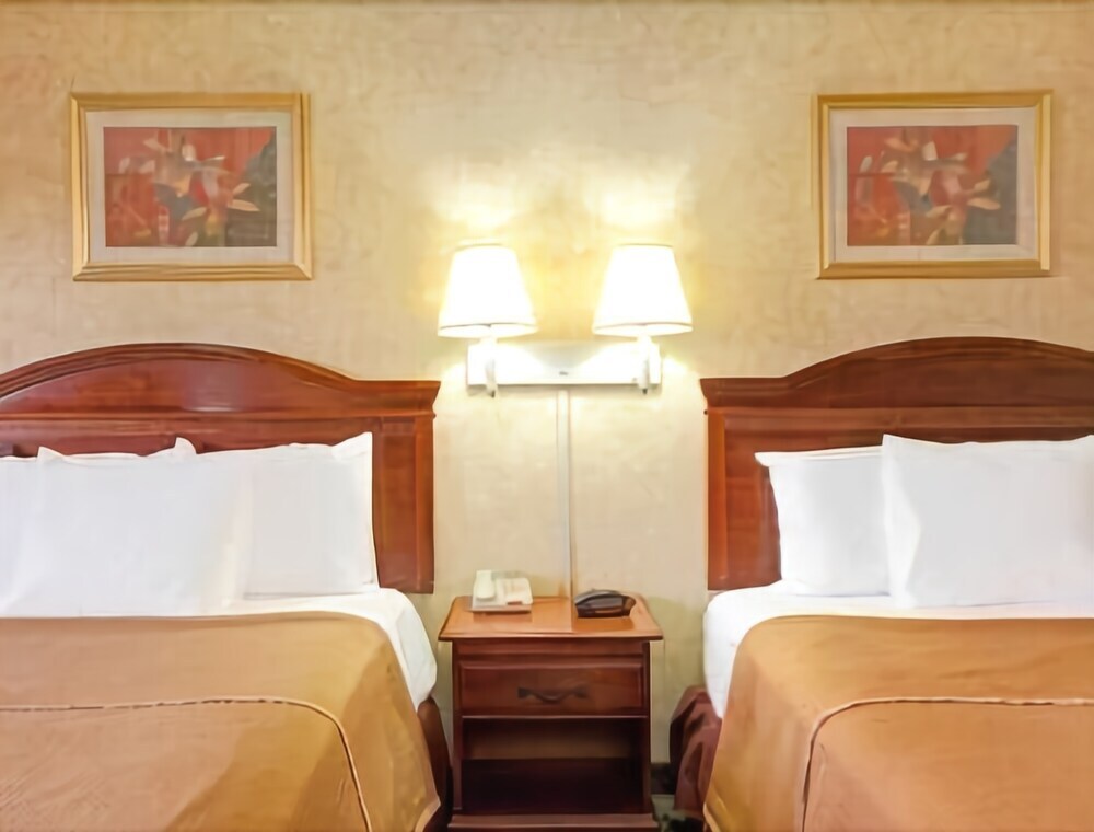 Howard Johnson Express Inn Bronx - photo 4