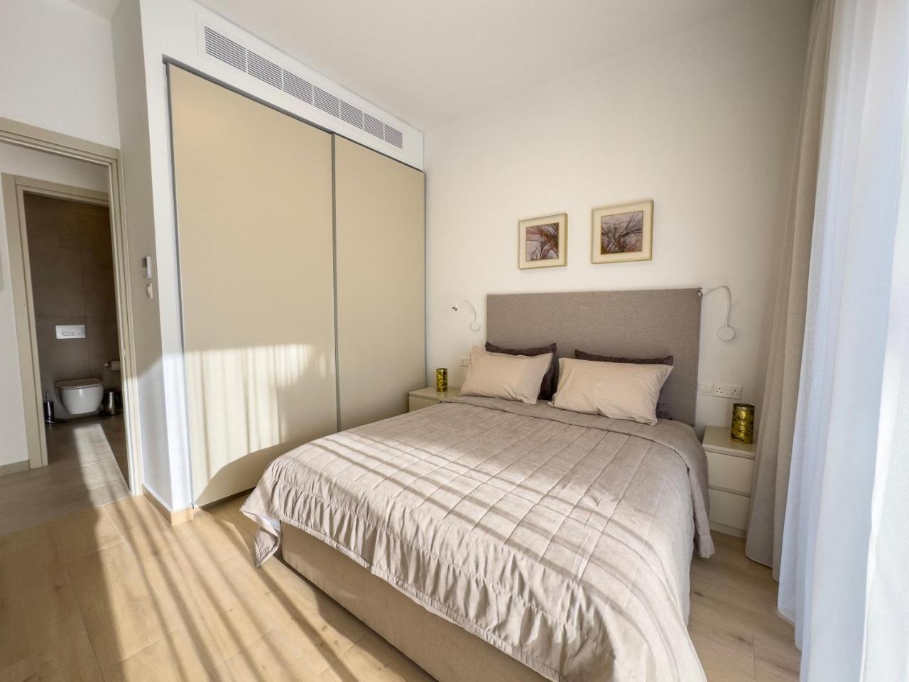 Malberry Park 302 Modern 2bedroom Apt with Shared Heated Pool Sauna Gym Jacuzzi