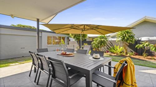 Sea Pine Cottage and Studio Beach & village central Family Sleeps 8 — 4-Star Luxury Hotel in Sawtell, Australia