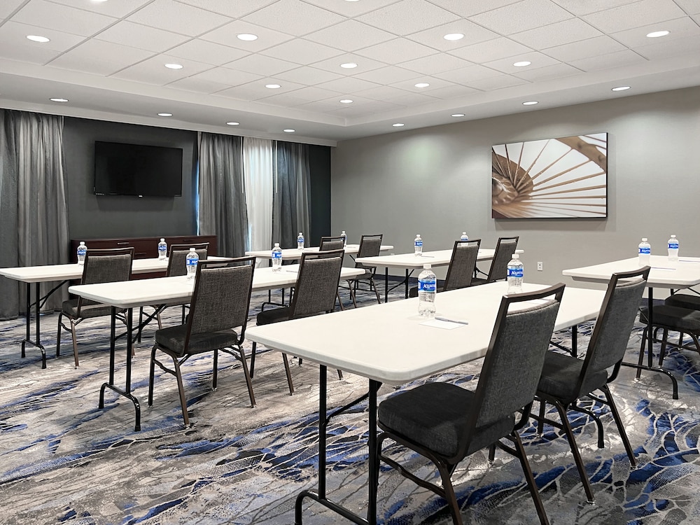 Fairfield Inn & Suites by Marriott Rogers - photo 32