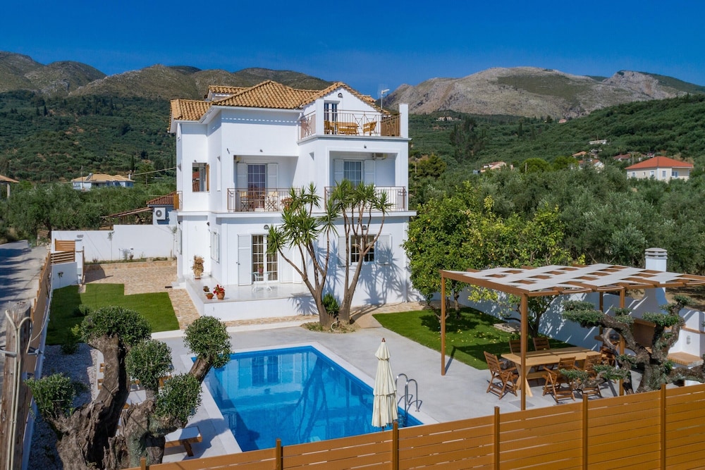 Villa Status — 4-Star Luxury Hotel in Zakynthos, Greece