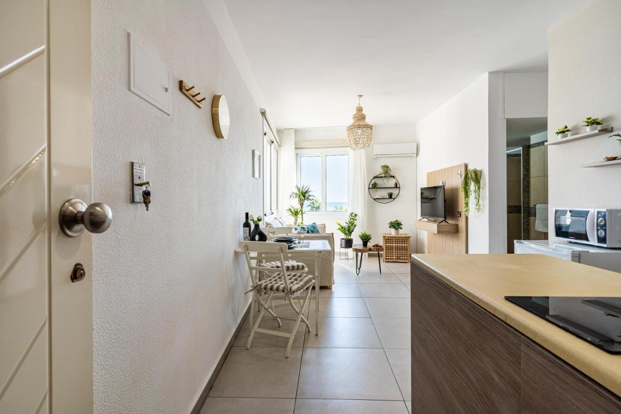 Whispering Palms 1 Br Apt by Finikoudes Beach