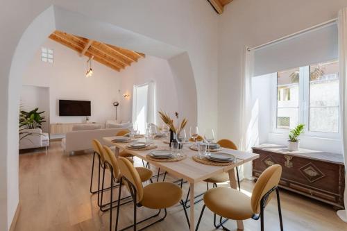 Renovated historic Large & Cozy Casa Nespereira — 4-Star Luxury Hotel in Lagos, Portugal