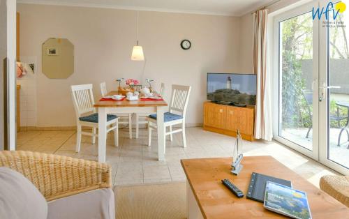Haus am Hövt Ferienwohnung 10 — 4-Star Luxury Hotel in Ostseebad Goehren, Germany