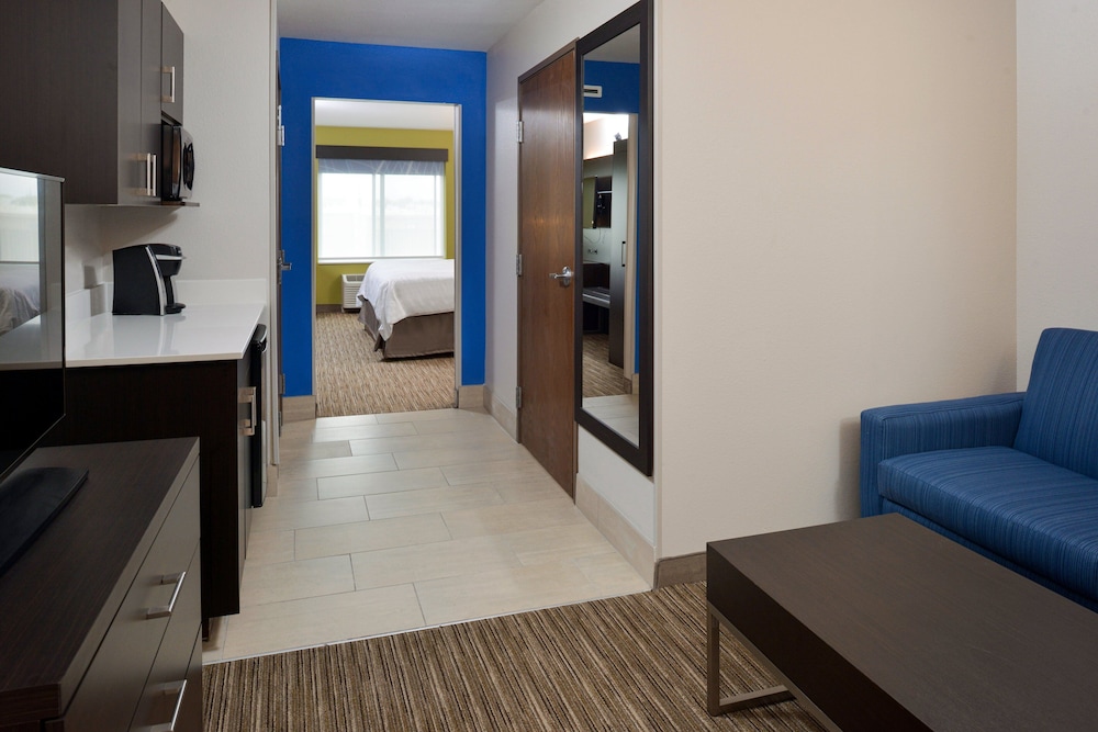 Holiday Inn Express & Suites Pueblo North by IHG - photo 17