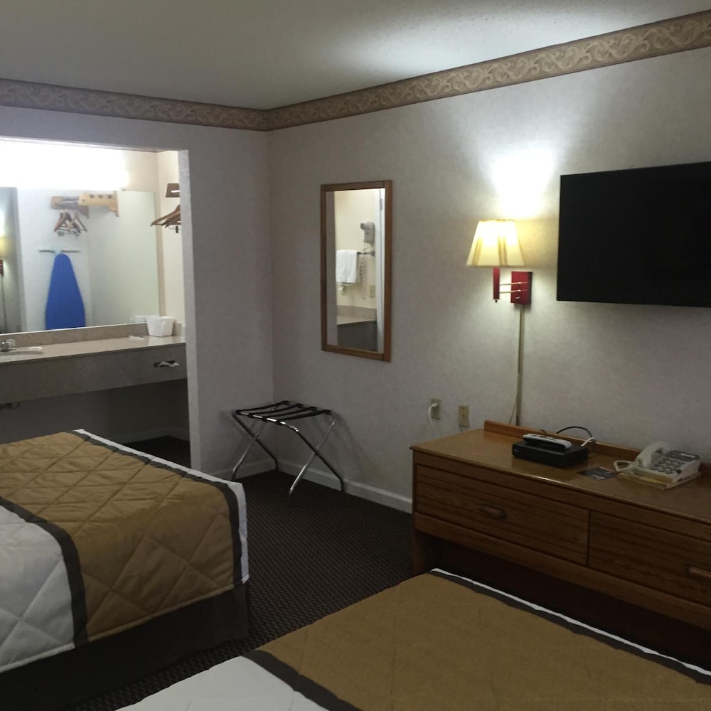 Econo Lodge Calhoun North Damascus - photo 34