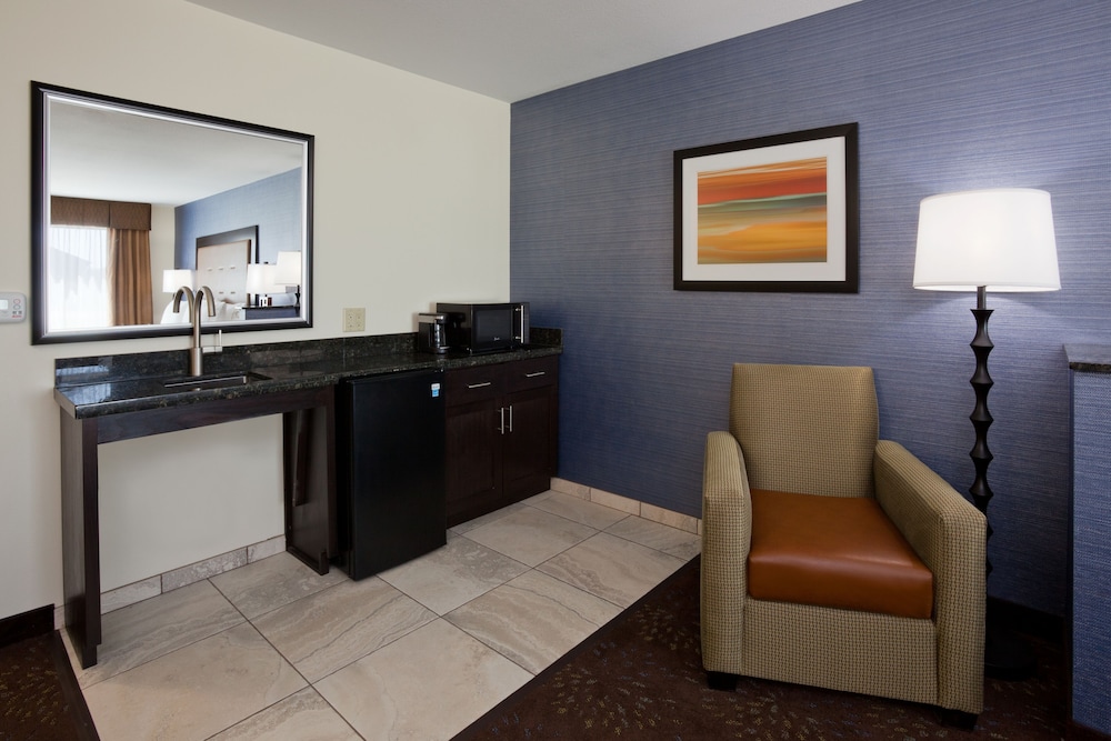 Holiday Inn Express & Suites Davenport by IHG - photo 16
