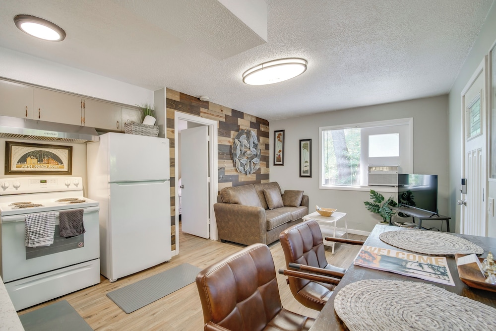 Cozy Roseburg Home with Fire Pit and Gas Grill — 4-Star Luxury Hotel in Roseburg, United States