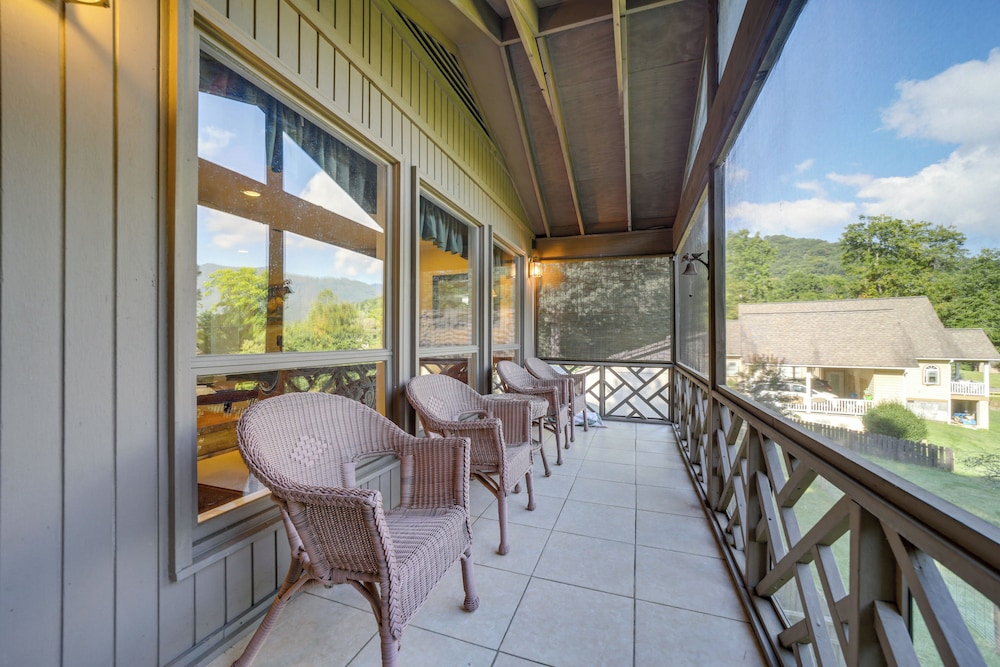 Spacious North Carolina Retreat Patio & Fire Pit — hotel in Maggie Valley