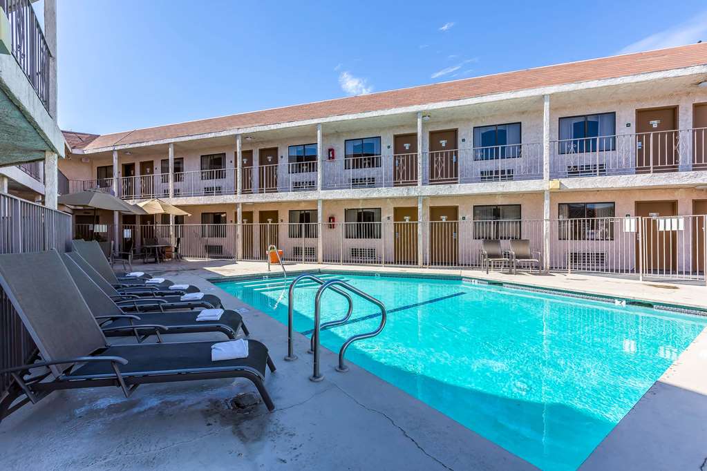 Rodeway Inn Magic Mountain Area - photo 21