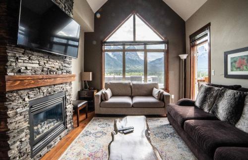 Spacious Penthouse Suite King Beds Pool & Hot Tub — 4-Star Luxury Hotel in Canmore, Canada