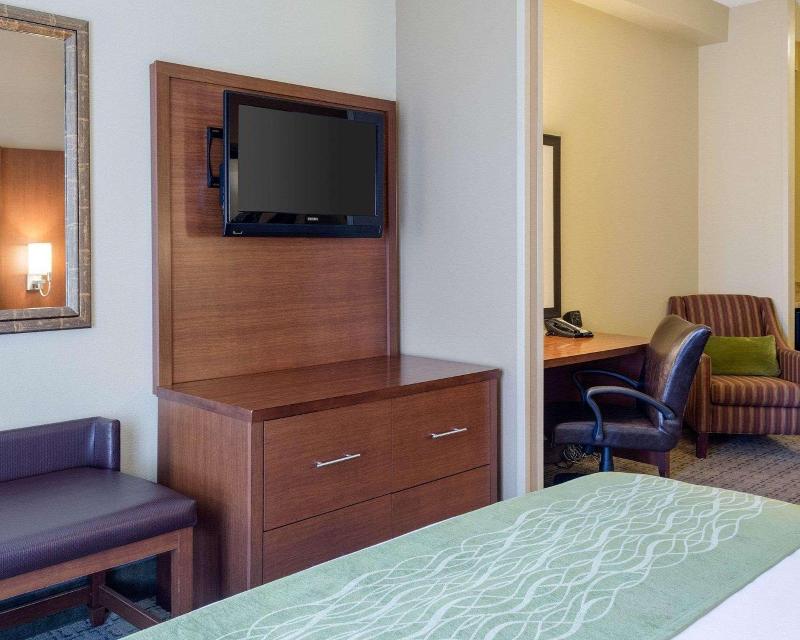 Russell Inn and Suites - photo 17