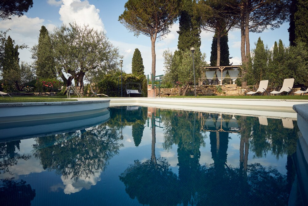 Appartamenti e Camere in Villa con Parco e Piscina alle porte di Per — 4-Star Luxury Hotel in Perugia, Italy