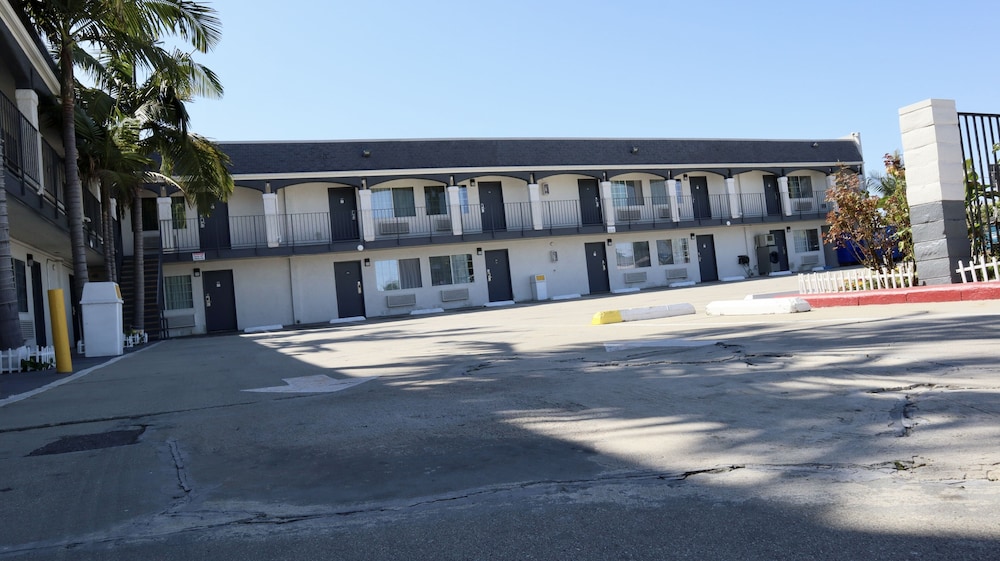 Value Inn Bellflower - photo 26