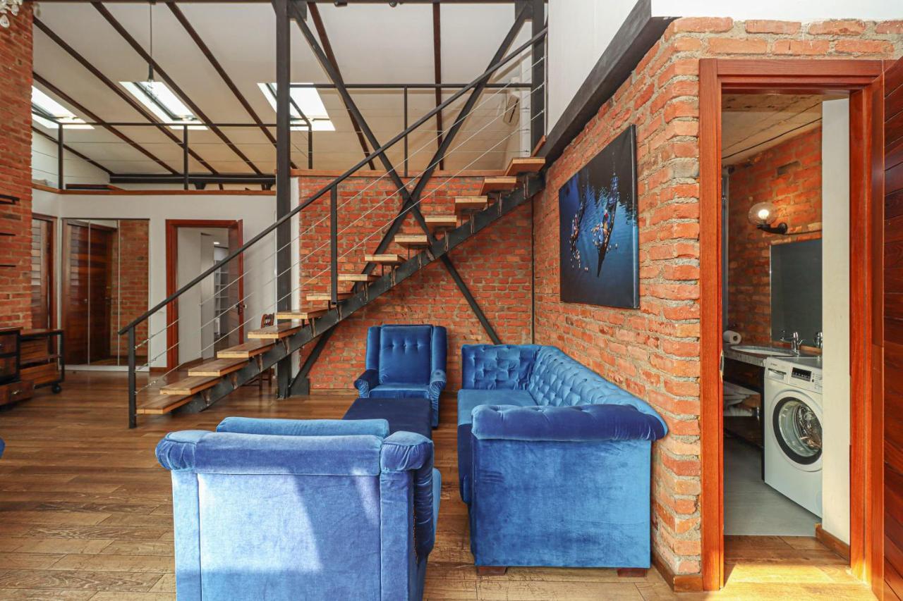 Vintage Mezzanine Apt in City Center By Wehost