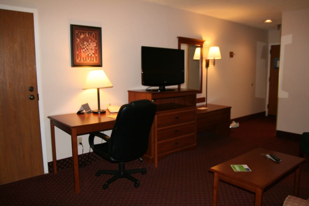 Hampton Inn Laurinburg - photo 13
