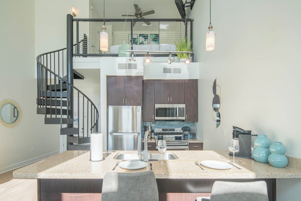 1 BR Loft Views King Beds Shop Dine 4053 — 4-Star Luxury Hotel in Phoenix, United States