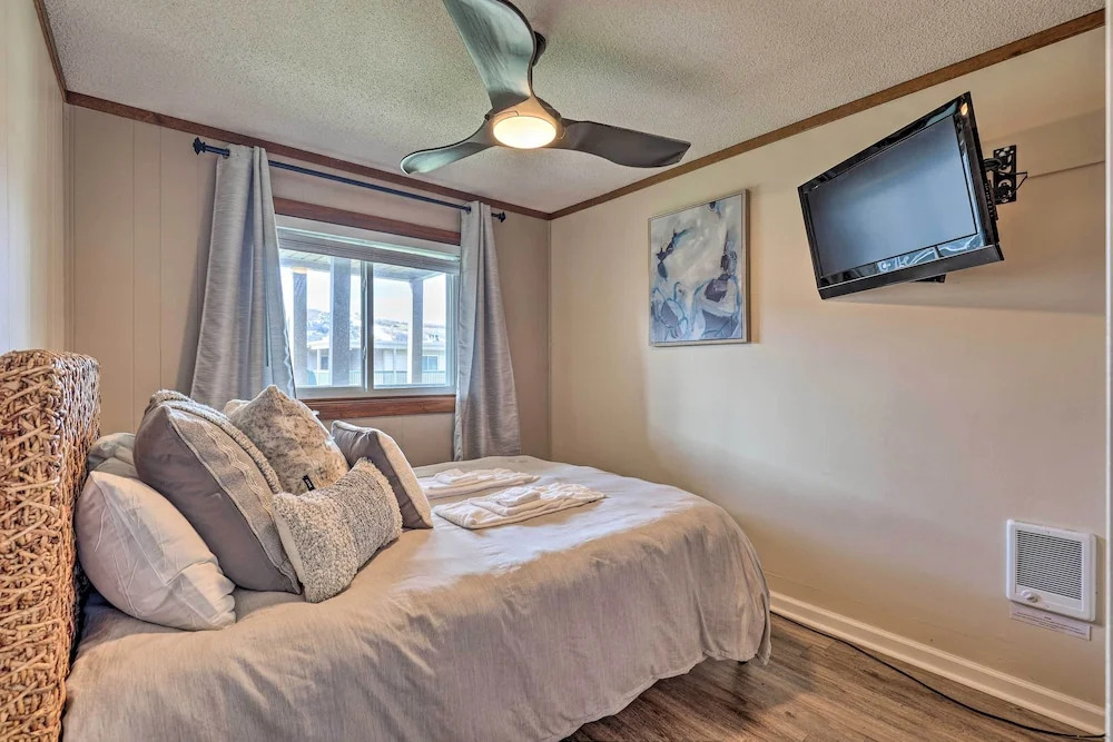 2 Mi to Skiing Resort Style Beech Mountain Condo - photo 5