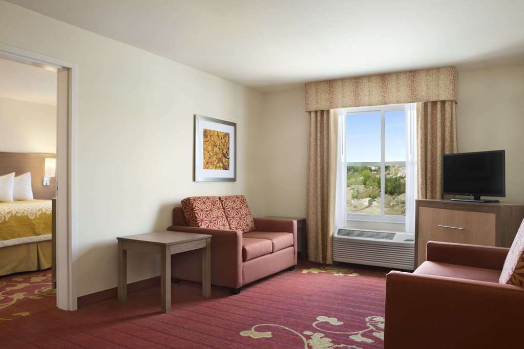 Days Inn & Suites by Wyndham Belmont - photo 12