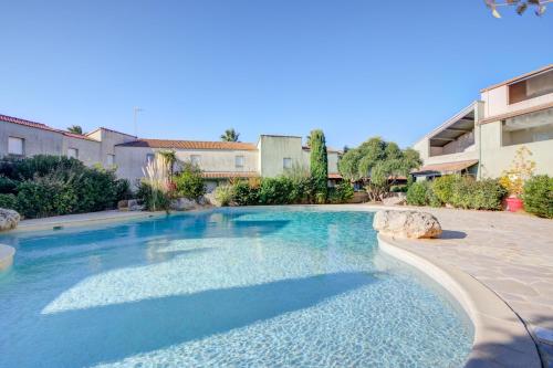 House With one Bedroom in Valras plage With Pool Access and Furnished Terrace — 4-Star Luxury Hotel in Valras-Plage, France
