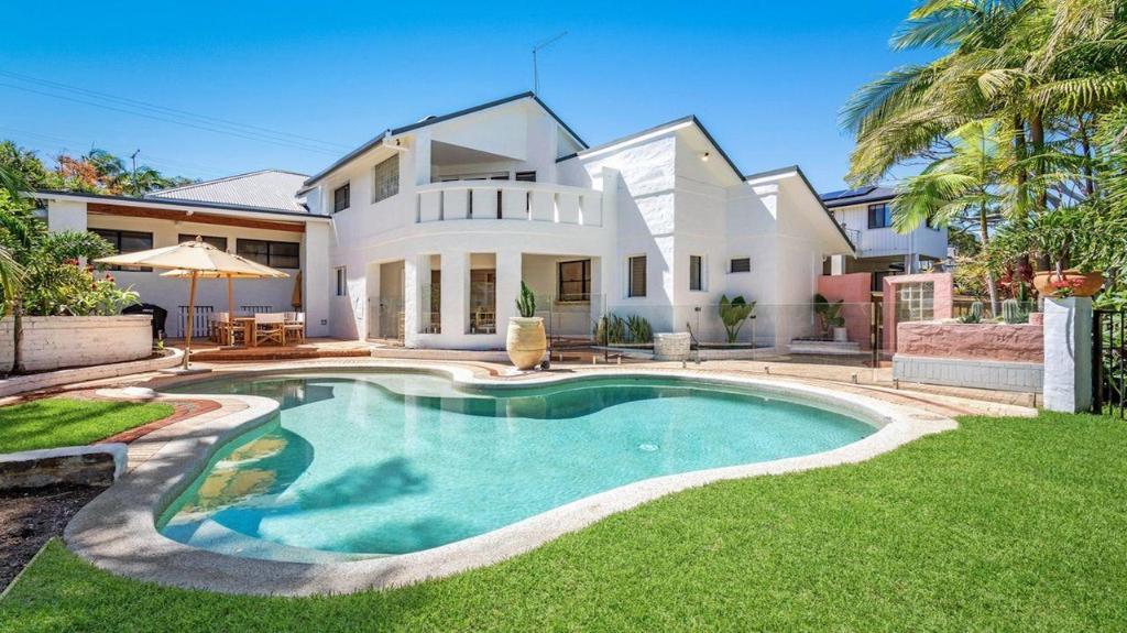 Le Dog Beach Club Chic Home with Pool — 4-Star Luxury Hotel in Byron Bay, Australia