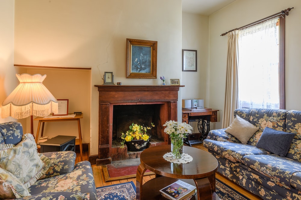 Bridge Cottage — 4-Star Luxury Hotel in Richmond, Australia